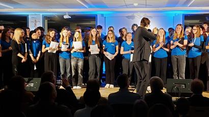 Bild: lg
„You’re the Voice“ sangen die Chöre vom Ortenburg-Gymnasium Oberviechtach und vom Masaryk-Gymnasium Pilsen gemeinsam unter der Leitung von Andreas Lehmann.