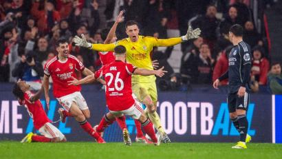 Bild: Miguel Lemos/ZUMA Press Wire/dpa
Der Startschuss zu wilden Jubelszenen in Lissabon: Torwart Trubin trifft zum 4:2.