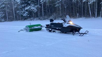 Bild: Benno Krumpholz
Mit diesem Yamaha-Motorschlitten ist Benno Krumpholz im Auftrag der Stadt zum Spuren der Langlaufloipen unterwegs. Zwischen Sulzbach und Fichtelbrunn ändert sich ab Donnerstagnachmittag, 29. Januar, die Loipenführung.