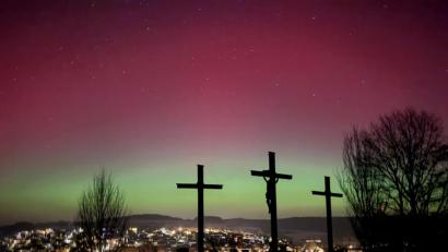 Bild: Uli Piehler
Polarlichter über der Kreuzigungsgruppe am Johannisberg bei Freudenberg (Landkreis Amberg-Sulzbach).