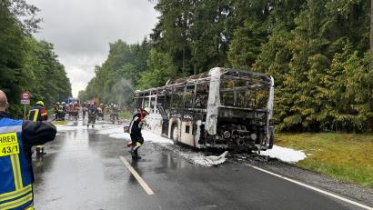 Bild: Roland Wellenhöfer
Ein leerer Schulbus brannte am Donnerstagmorgen bei Schönficht auf der Staatstraße 2181 zwischen Tirschenreuth und Windischeschenbach.
