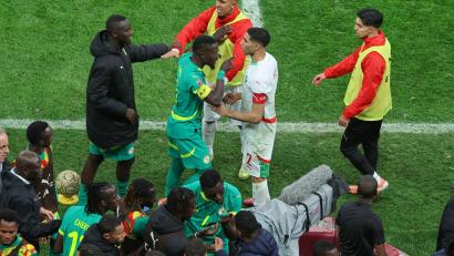 Bild: Youssef Loulidi/AP/dpa
Spieler des Senegal und von Marokko geraten im Finale des Afrika Cups aneinander. (Archivbild)