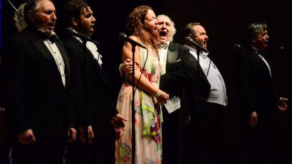 Bild: Kunz
Die fünf Tenöre und eine Sopranistin. V.l. Luigi Frattola, Alejo Ruiz, Andrea Hörkens, Vincenzo Sanso, Emil Pavlov und Orfeo Zanetti.