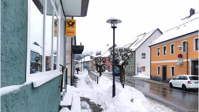 Bild: Portner
Das gelbe Schild hängt schon: Am 19. Februar öffnet in Schönsee in der Hauptstraße 40 (gegenüber Metzgerei Kuttner) wieder eine Postfiliale.