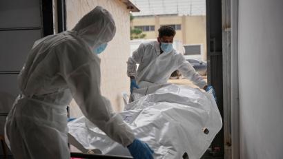 Bild: Abdel Kareem Hana/AP/dpa
Aus Israel übermittelte Leichen von Palästinensern im Süden des Gazastreifens. (Archivbild)