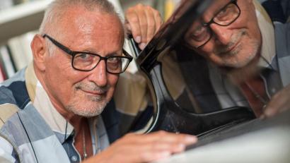 Bild: Peter Kneffel/dpa
Klavierspielen kann Konstantin Wecker wegen Nervenschäden an der Hand laut eigenem Bekunden nicht mehr. (Archivbild)