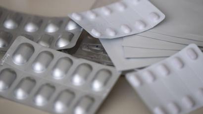 Bild: Monika Skolimowska/dpa
Opiate werden unter anderem als Schmerzmittel verwendet. In Würzburg ist nun ein junger Mann an Opiaten gestorben.