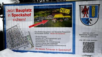 Bild: gf
Poppenricht wirbt aufwendig für die Vermarktung der 39 Parzellen im Speckshofer Neubaugebiet.