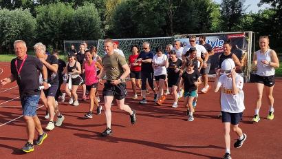 Bild: R. Kreuzer
Rund 45 Läuferinnen und Läufer gingen am Realschulsportplatz auf die Strecke.