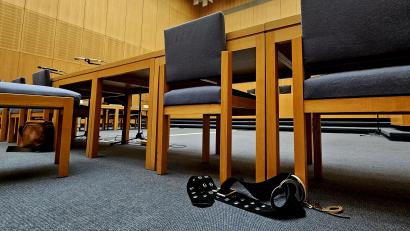 Bild: blf
Diese Fesseln durfte der Angeklagte während der Verhandlung in Weiden abnehmen. Der 45-Jährige muss wohl für mehr als sieben Jahre wegen gewerbsmäßigen Betrugs in Haft.