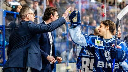 Bild: Tobias Neubert
Interimstrainer Jürgen Rumrich (links) klatscht auf der Bank mit Youngster Georg Thal ab.
