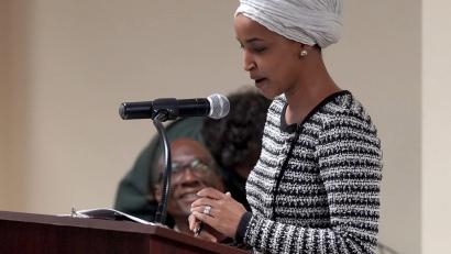 Bild: Richard Tsong-Taatarii/Star Tribune via AP/dpa
Sie wurde bei einer Rede aus dem Publikum attackiert - die demokratische Abgeordnete Ilhan Omar. (Archivbild)