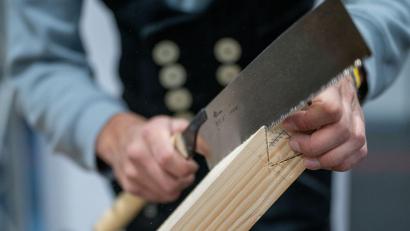 Bild: Leonie Asendorpf/dpa
Ein Schreiner auf der Internationalen Handwerksmesse in München 2025. Viele Handwerksbetriebe in Bayern haben trotz real sinkender Umsätze 2025 mehr Azubis eingestellt. (Archiv)