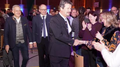 Bild: bkr
Wolfgang Krebs als Markus Söder beim Einzug in die Mehrzweckhalle. Hinter ihm Landrat Roland Grillmeier (links) und Bürgermeister Roman Schäffler (rechts).