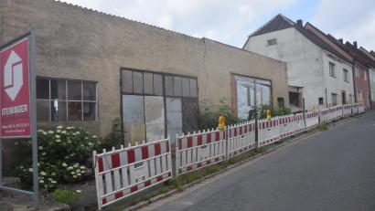 Bild: fz
Das flache Gebäude und das weiße Haus daneben werden abgebrochen. Ein Parkdeck, Parkstodl und ein Wohngebäude mit drei Wohnungen sind geplant.