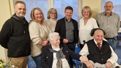 Bild: mab
Zusammen mit den Töchtern (von links) Elke, Herta und Margit gratulieren die beiden Partner sowie Bürgermeister Peter Neumeier (stehend Mitte) dem Ehepaar Waltraud und Georg Weber zur "Eisernen Hochzeit".