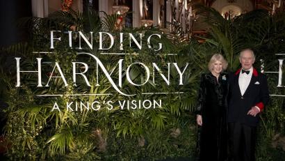 Bild: Aaron Chown/PA Wire/dpa
Der König und die Königin feiern Premiere.