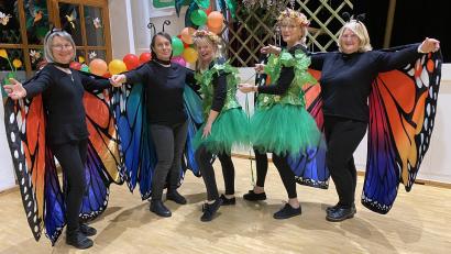 Bild: Völkl
Schnell noch das Mieder der Waldfeen schnüren: Der Nabburger Frauenbund ist für die Saison startklar. Im Bild (von links) Uschi Luber, Christa Schärtl, Sonja Reitinger, Petra Polleti und Maria Six.