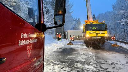 Bild: Jürgen Leißner
Auf der B 85 bei Edelsfeld im Landkreis Amberg-Sulzbach kippte nach Polizeiangaben ein Lastwagen auf glatter Fahrbahn um.