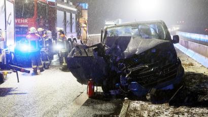 Bild: Ralf Hettler/dpa
Bei dem Unfall wurden mehrere Insassen im Transporter verletzt, eine eingeklemmte Person musste befreit werden.