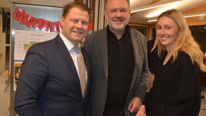 Bild: jr
Bürgermeister Stefan Grillmeier (links) dankte Lisa und Peter Kuchenreuther für die Erstellung des ISEK, das die Stadt die kommenden Jahre begleiten wird.