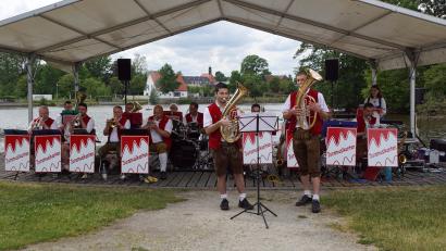 Bild: bkr
Die Juramusikanten aus Pottenstein begeisterten mit ihrem breiten Repertoire beim Seebühnenkonzert in Kemnath.