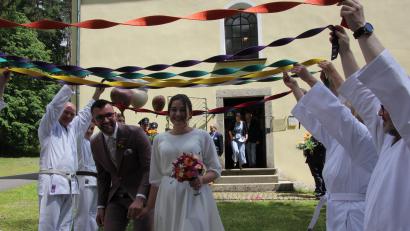 Bild: kro
Die Sparte Karate Dojo des SV Altenstadt erwartete das Brautpaar im Ehrenspalier.