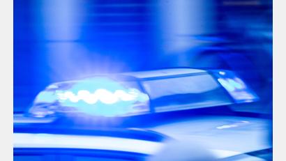 Bild: Jens Büttner/dpa
An einer Münchner Tramhaltestelle bricht eine Bodenplatte im Wartebereich ein und sorgt für einen Einsatz von Polizei und Rettungskräften. (Symbolbild)