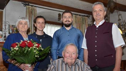 Bild: dob
Christl und Dieter Mirus feierten Diamanten Hochzeit. Tim und Jonathan (Mitte), zwei der drei Enkelsöhne, waren beim Besuch des Bürgermeisters Andreas Wutzlhofer (rechts) dabei. Das Ehepaar wunderte sich, wie schnell die Zeit doch verging.