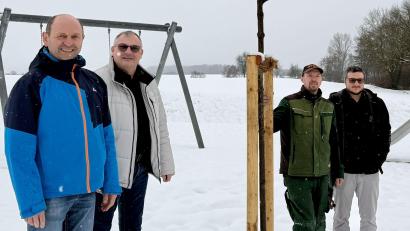 Bild: upl
Die Schattenbäume sind gepflanzt. Von links: Bürgermeister Hans Ram, Edeka-Kaufmann Manfred Wiesmeth, Gartenbauer Christian Segerer und Edeka-Kaufmann Bastian Wittmann.