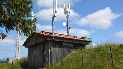 Bild: jr
Vom Hochbehälter Lehenbühl aus soll eine neue Wasserleitung zum Pumphaus in Groppenheim gebaut werden. Für die 1040 Meter lange Leitung wird mit Kosten von bis zu 316.000 Euro kalkuliert. Die Planungen sollen 2026 beginnen, gebaut wird 2027.