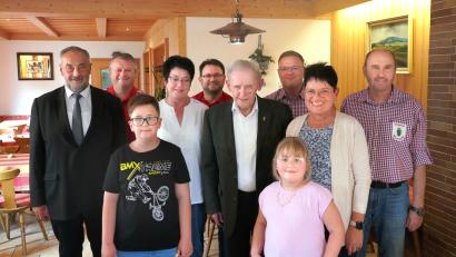 Bild: fvo
Beim Gipfelwirt am Fahrenberg feiert Josef Riedl - der Mesner Sepp (vorne Mitte) - mit Familie, Freunden und Vereinsvertretern seinen 85. Geburtstag.