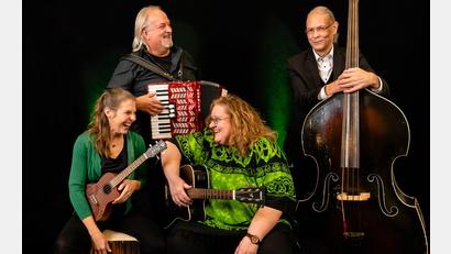 Bild: Torsten de Suza Santos/exb
Die Folkettes werden von den Gents unterstützt. Zusammen machen sie Irish Folk.