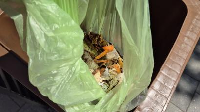 Bild: Lowak
Obwohl der Biomüllbeutel aus Plastik kompostierbar ist, darf er seit 1. Mai nicht mehr in die Biotonne geworfen werden.