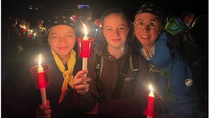 Bild: Janine Wenz
Ein bewegendes Erlebnis: Valeria (von links), Paula und Gastmutter Janine Wenz liefen an Pfingsten die dreitägige Wallfahrt nach Altötting mit.