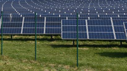 Symbolbild: sche
Der drei Hektar große Solarpark Thurndorf soll auf bisher landwirtschaftlich genutzter Fläche an der Kreisstraße NEW 43 zwischen Thurndorf und Troschenreuth in Höhe des Weilers Oberaichamühle entstehen. Doch aus dem Marktrat gibt es noch Bedenken.