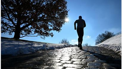 Bild: Sven Hoppe/dpa
Die Sonne zeigt sich am ehesten an den Alpen.