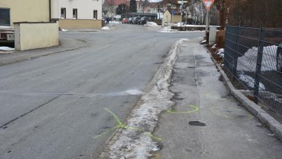 Bild: jr
Im Bereich des Fundorts des später Verstorbenen in der Martin-Zehendner-Straße in Mitterteich hat die Polizei gelbe Markierungen gesetzt. Hinten im Bild die Einmündung in die Tirschenreuther Straße.
