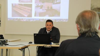 Bild: prh
Nur 16 Bürger kamen zur Bürgerversammlung, in der Bürgermeister Ernst Lenk detailliert über Projekte in der Gemeinde informierte.