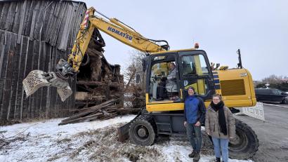 Bild: Stadt Marktredwitz, Pauline Manzke
Im Zuge der Stadtentwicklung werden die Stadel im Zehentstadelweg abgerissen. Im Bagger Oberbürgermeister Oliver Weigel, Thorsten Rupprecht vom Rupprecht Bauunternehmen Holzbau und Daniela Pöhlmann von der Stadtentwicklungs- und Wohnungsbau GmbH Marktredwitz