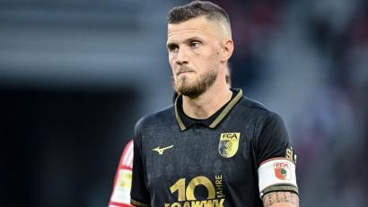 Bild: Harry Langer/dpa
Der Kapitän bleibt: Der FC Augsburg hat mit Jeffrey Gouweleeuw noch einmal um ein Jahr verlängert. (Archivbild)