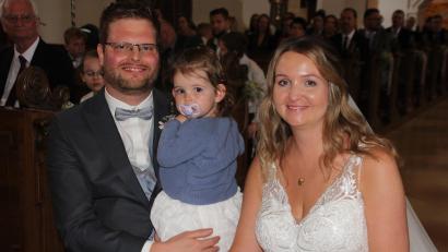 Bild: kro
Carolin und Ralf Pöllmann vor dem Traualtar in der Tirschenreuther Pfarrkirche. Mit dabei war auch Töchterchen Emma.
