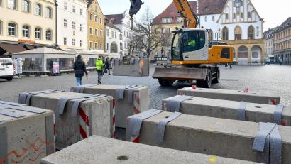 Archivbild: Petra Hartl
Um die Sicherheit der Feiernden zu gewährleisten, werden wieder - wie bereits 2025 - Betonelemente bei den Zufahrtsstraßen zum Marktplatz in Amberg aufgestellt.