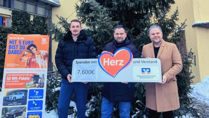 Bild: Markt Luhe-Wildenau
Die Volksbank Raiffeisenbank Nordoberpfalz unterstützt Vereine und Organisationen in Luhe-Wildenau mit 7.600 Euro. Bürgermeister Sebastian Hartl (Mitte) nimmt den symbolischen Spendenscheck von Geschäftsstellenleiter Christian Arnold (rechts) und Kundenberater Sandro Meyer (links) entgegen.