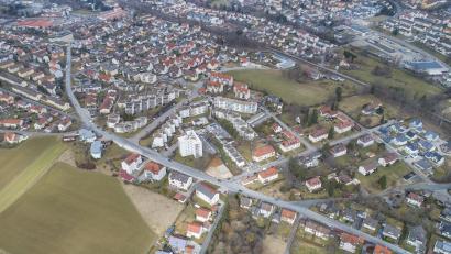 Archivbild: Thilo Hierstetter
In der Bildmitte oben ist eine grüne Wiese, an deren linken Rand soll die Loderhofstraße über die Wiese bis zur Bahnlinie verlängert und an die Bahnunterführung im Hitzelmühlweg angebunden werden. Ziel ist, die Verkehrsüberlastung in der großen, diagonal verlaufenden Goethestraße-Südstraße zu verringern.