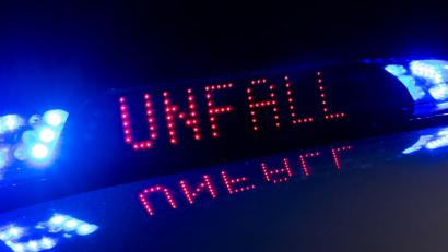 Symbolbild: Monika Skolimowska/ZB/dpa
Schnee- und Eisglätte führen am Donnerstag in Weiden zu zehn Unfällen. Besonders auf der B 470 kommt es zu erheblichen Störungen. Ein Unfall verursacht Totalschäden.