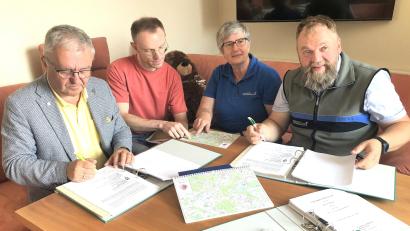 Bild: wro
Die Unterzeichung des neuen, 20 Jahre gültigen, Forstwirtschaftsplanes für den Markt Wiesau fand im Bürgermeisterzimmer im Rathaus statt. Im Bild (von links) Bürgermeister Toni Dutz, stellvertretender Geschäftsleiter Daniel Völkl, Forstamtsfrau Annette Schödel und Christoph Hübner, Bereichsleiter Forsten am Amt für Ernährung, Landwirtschaft und Forsten in Tirschenreuth.