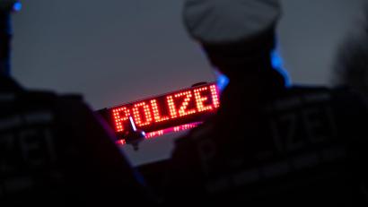 Symbolbild: Marijan Murat/dpa
Ein 18-Jähriger wurde in Schwandorf von der Polizei gestoppt.