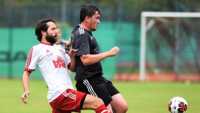 Archivbild: Gerhard Büttner
Johannes Stahl (links, im Trikot des TSV Tännesberg) hat das Amt des Spielertrainers beim SV Pullenried niedergelegt und sich dem Bezirksligisten SpVgg Vohenstrauß angeschlossen.