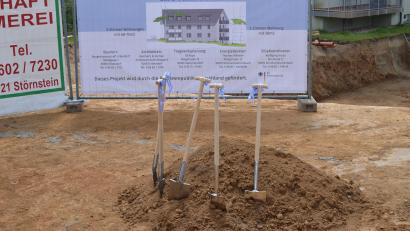 Bild: Benkhardt
Die Gemeinnützige Baugenosschaft Erbendorf lud zum ersten Spatenstich für ein neues Mehrfamilienwohnhaus ein.